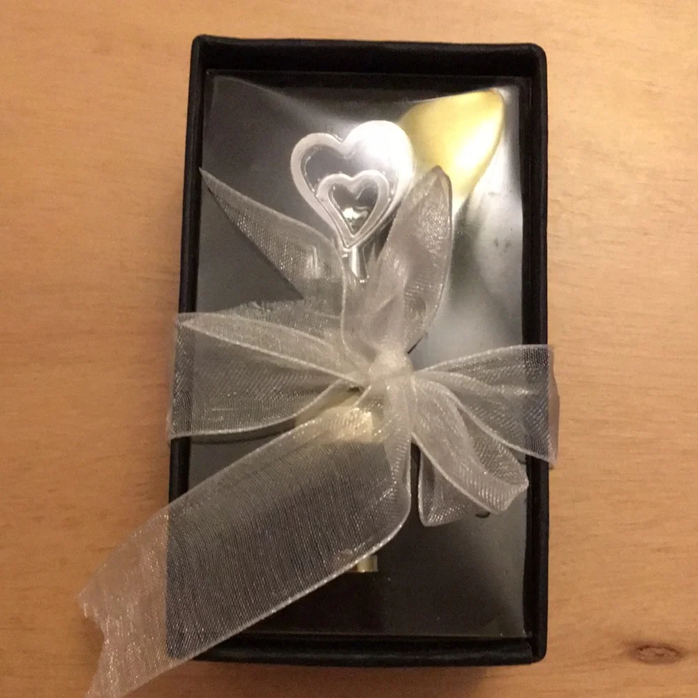 New Silver Hearts Wine Cork Stopper with Professional Wine Pourer Gift Boxed